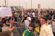 Bolsonaro  ovacionado e provoca aglomerao em Sinop - veja imagens