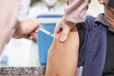 Prefeitura autoriza 3 dose da vacina contra a covid para adolescentes
