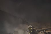 Vdeo | Incndio de grandes propores destri funilaria e casa vizinha em Cuiab