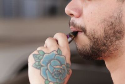 Uso de cigarros eletrnicos agora  proibido em ambientes coletivos