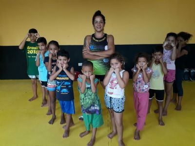 Campe mundial de Muay Thai retorna projeto voltado para crianas em Cuiab
