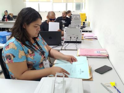 Pessoas surdas so contratadas pelo Estado para atuar na digitalizao de documentos
