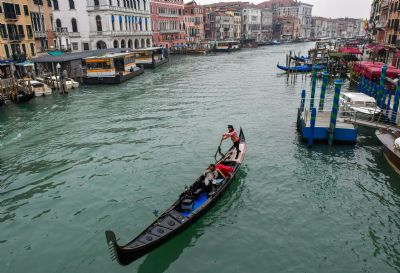 Veneza restringe a lotao nas gndolas, alegando que turistas engordaram