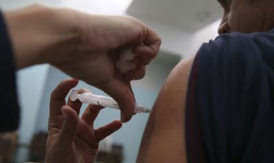 Treze casos de 'fura-fila' na vacinao so investigados em Cuiab