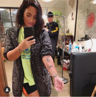 Demi Lovato homenageia bisav com nova tatuagem de brao