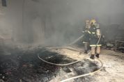 Fotos | Incndio de grande proporo atinge empresa de estofado