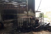 Fotos | Incndio de grande proporo atinge empresa de estofado