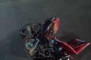 Vdeo | Acidente violento entre caminhonete e motocicleta mata me e filho