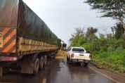 Coliso entre duas carretas leva caminhoneiro  morte e deixa trs feridos