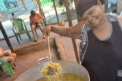 Dona de casa distribui sopo preparado em fogo de lenha para quase 200 famlias carentes em Cuiab