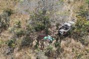 Vdeo | Foras de segurana acham destroos de avio e 218 kg de droga enterrados na fronteira