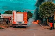 Carro pega fogo e fica destrudo em Rondonpolis