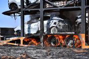 Caminho-cegonha pega fogo e incndio destri 11 carros