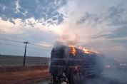 Carreta com 124 fardos de algodo pega fogo e incndio  combatido por bombeiros