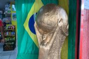 Vdeo e fotos | Mercearia faz sucesso com rplica da taa da Copa com 1,60 m de altura