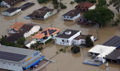 Risco de inundao provoca fechamento de comportas de barragem em Santa Catarina
