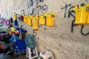 Fotos | Procura por produtos da Copa ainda no  como o esperado em Cuiab
