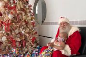 Vdeos e fotos | Papai Noel desce de rapel e alegra crianas internadas no Hospital do Cncer