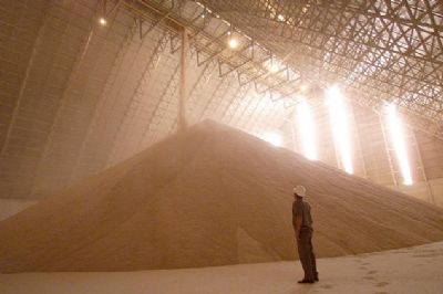 Milho safrinha registra recorde com quase 90 milhes de toneladas, mas falta de armazns preocupa