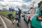 Vdeo | Ciclista fica ferido aps ser atropelado por carro na rotatria do Zero KM
