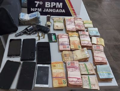 Dupla  presa com cerca de R$ 18 mil em dinheiro e veculo roubado