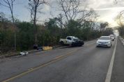 Picape fica destruda aps bater em HB20 na Estrada de Chapada