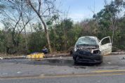 Picape fica destruda aps bater em HB20 na Estrada de Chapada