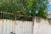 ​<Font color=Orange> Vdeo </font color> | Casa abandonada tomada por matagal e muro desabando preocupa moradores de bairro na Capital