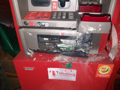Criminosos tentam explodir caixa eletrnico em supermercado