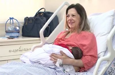 Mulher de 61 anos d  luz primeiro filho no Paran