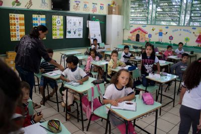 Governo Bolsonaro suspende avaliao de alfabetizao por dois anos