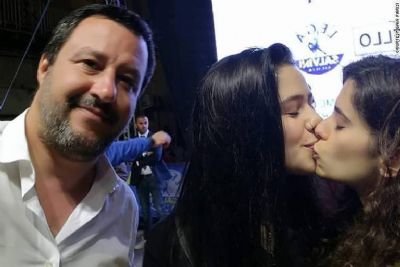 Selfie de meninas se beijando ao lado de lder de extrema direita italiano viraliza