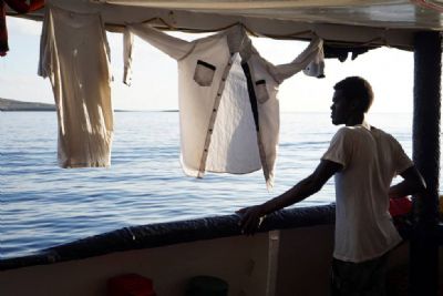 Espanha oferece porto para navio com imigrantes rejeitado pela Itlia