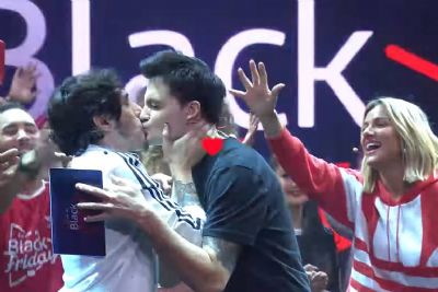 Felipe Neto e Felipe Castanhari deixam rixa de lado e se beijam em live na internet