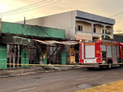 Incndio destri hotel desativado em Colder durante a madrugada