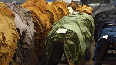 Ao menos 18 marcas de roupas e calados suspendem compra de couro do Brasil