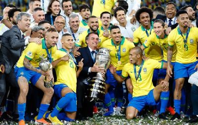 Bolsonaro tira foto com taa e ouve 'mito' de jogadores do Brasil