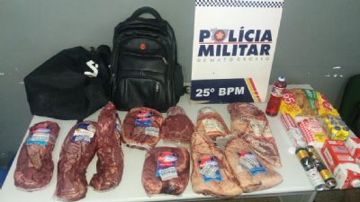 Mulheres so presas por furtar peas de carne de mercado atacadista