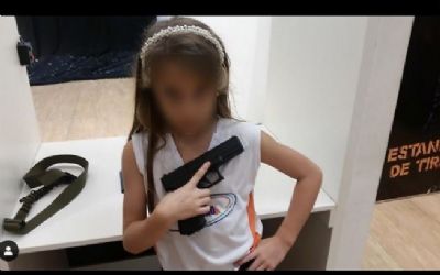 Deputado posta foto de filha segurando arma e  criticado na internet: 'Nunca ser feminazi'