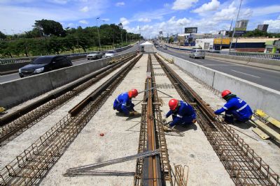 Mendes diz que obras do BRT independem de Emanuel e retirada de trilhos deve iniciar em junho na capital