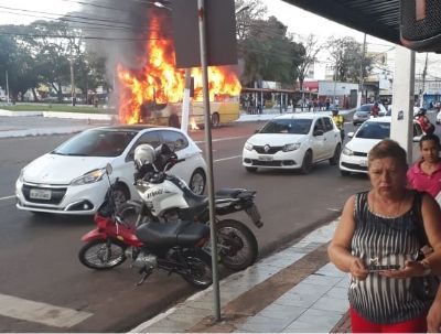 nibus pega fogo no centro de Rondonpolis