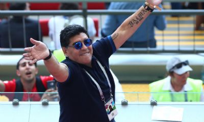 Maradona est 'confuso' e vai permanecer no hospital, diz mdico