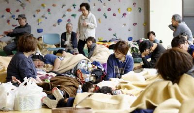 Inspetores analisam danos em casas atingidas por terremoto no Japo
