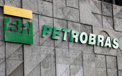 Petroleiros suspendem greve da Petrobras para iniciar rodada de negociao
