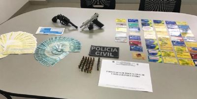 Investigaes da Polcia Civil resultam na apreenso de armas, dinheiro e cartes do Bolsa Famlia