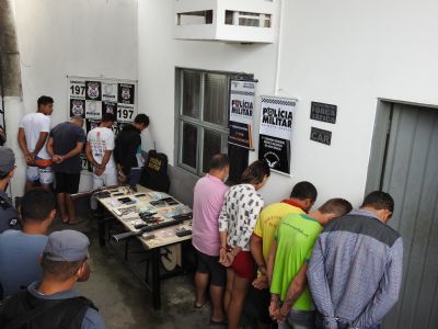 Dez pessoas so presas em operao para desarticular trfico de drogas em Barra do Garas