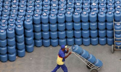 Petrobras reajusta preo do gs de cozinha em 5% nas refinarias