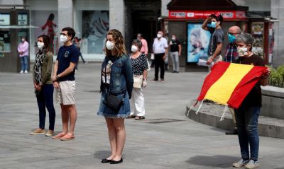 Disparada de infeces entre jovens eleva casos de covid-19 na Espanha