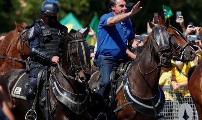 Bolsonaro vai a manifestao de apoiadores em Braslia