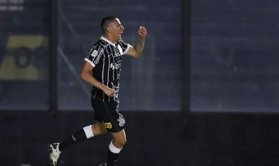 Corinthians vence Vasco e mantm invencibilidade de 10 anos